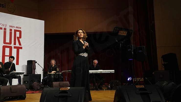 Kahramanmaraş'ta sanatçı Azerin'e sevgi seli