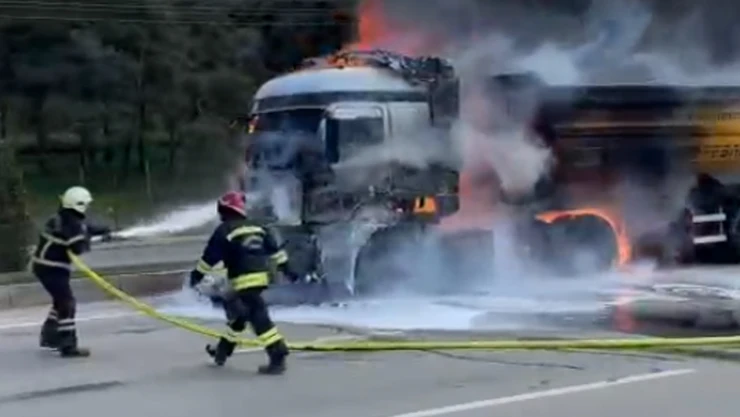 Kahramanmaraş'ta seyir halindeki TIR alev aldı! Ortalık savaş alanına döndü