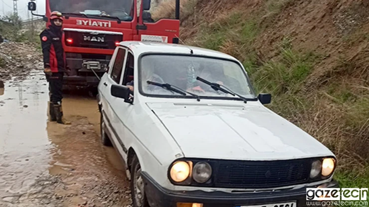 Kahramanmaraş'ta Sümbüllü Deresi taştı, 1 araç mahsur kaldı