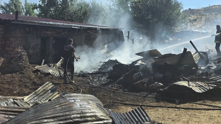 Kahramanmaraş'ta tandırlıkta çıkan yangın eve sıçradı