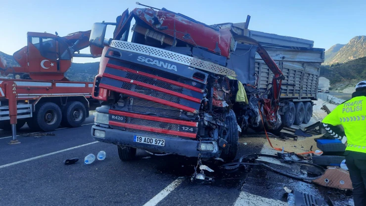 Kahramanmaraş'ta tır ile kamyon çarpıştı! 1 ölü 1 yaralı