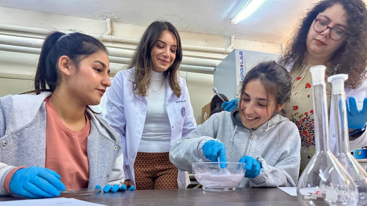 Kahramanmaraş'ta üniversite ve lise öğrencileri majistral ilaç hazırlamak için buluştu