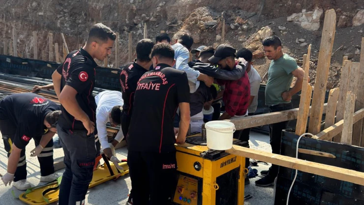 Kahramanmaraş'ta vincin ucundan düşen demir, işçiye saplandı