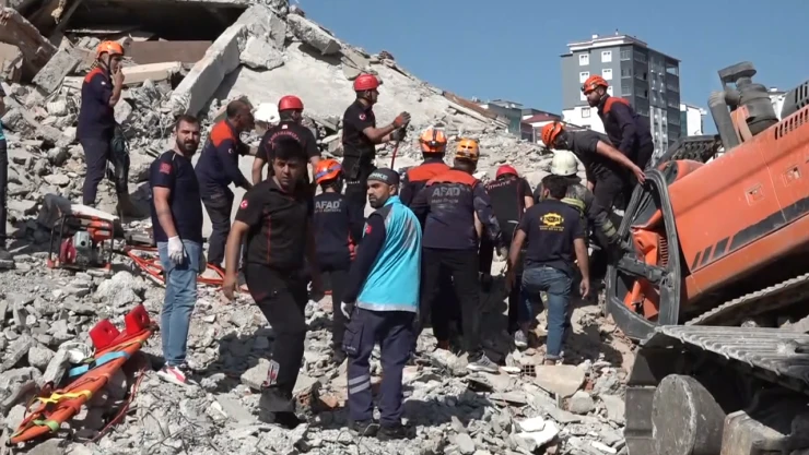 Kahramanmaraş'ta yıkım esnasında iş makinesi üzerine devrildi