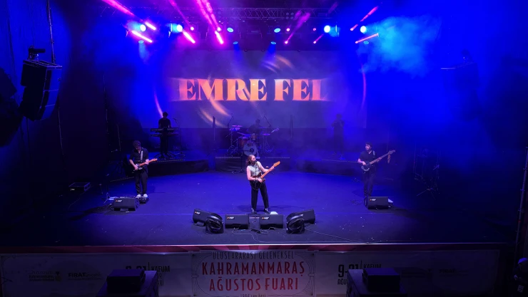 Kahramanmaraş'ta yüzlerce insan Emre Fel'in şarkılarıyla coştu