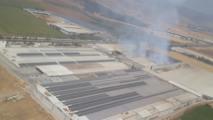 Kahramanmaraş'taki fabrika yangınına müdahale ediliyor
