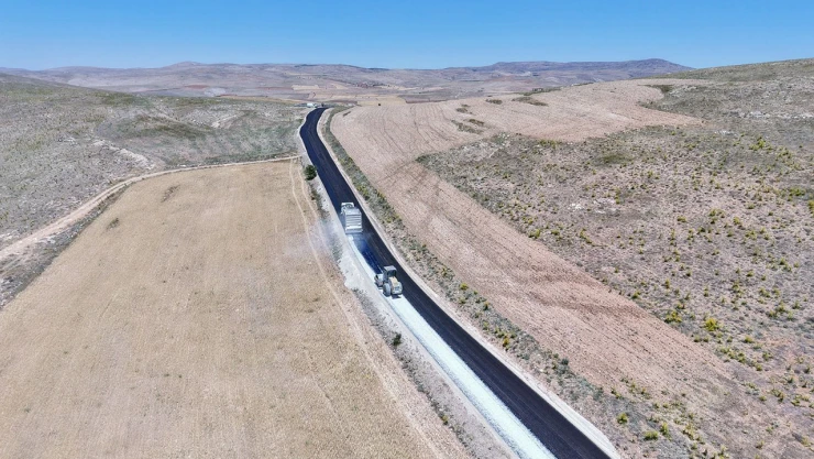 Kahramanmaraş'tan Malatya'ya uzanan yolu asfaltlıyor
