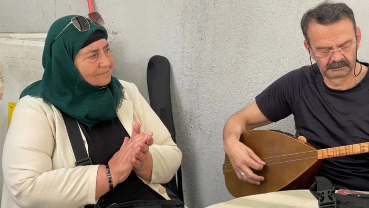Kahramanmaraşlı depremzede kadın müzikle moral buluyor