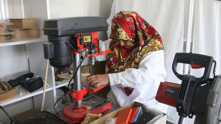 Kahramanmaraşlı kadın girişimci, atık talaşını sanat eserlerine dönüştürüyor