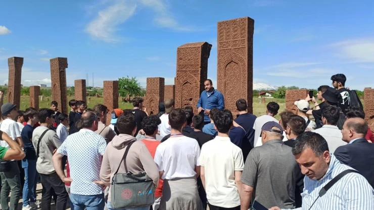 Kahramanmaraşlı öğrenciler, Maziden Atiye Ahlat yolcusu