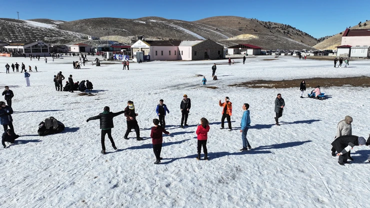 Kahramanmaraşlı öğrencilere tatil hediyesi Yedikuyular Kayak Merkezi