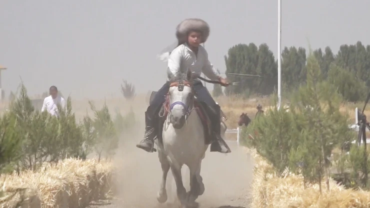 Kahramanmaraşlı Şahan Emir, at üstündeki başarısıyla göz dolduruyor