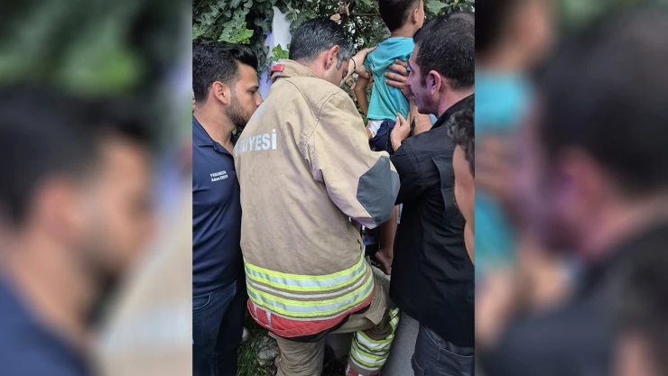 Kalçası demir korkuluklara sıkışan çocuk kurtarıldı