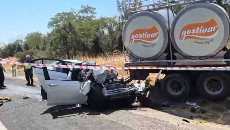 Kamyon ile otomobilin çarpıştığı kazada 4 kişi öldü