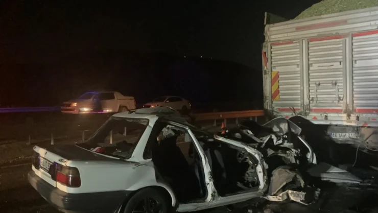 Kamyon ile otomobilin çarpıştığı kazada 3 kişi öldü