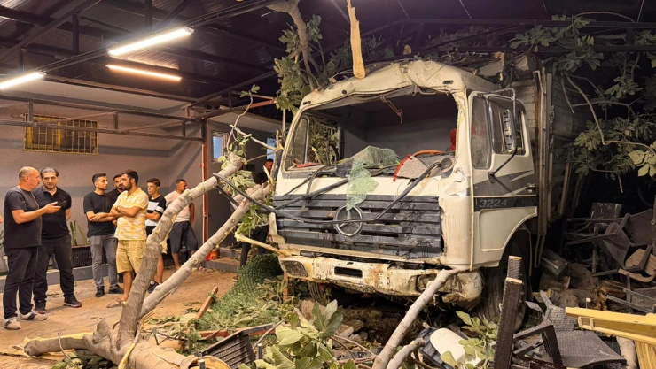 Kamyon restoran bahçesine düştü