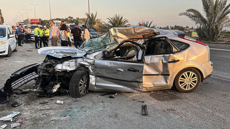 Kamyona çarpan otomobildeki 2 kişi öldü, 1 kişi yaralandı