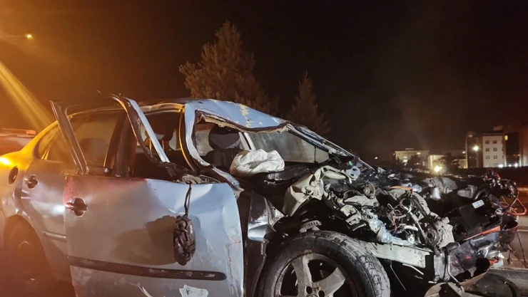 Kamyonet ile otomobilin çarpıştığı kazada 1 kişi öldü