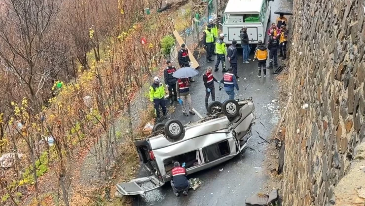 Kamyonet alt yola devrildi, kazada 3 kişi öldü