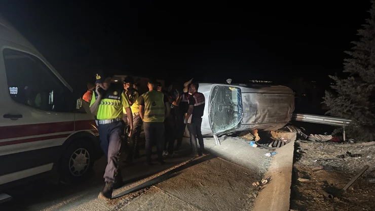 Kamyonetin devrildiği kazada 2 kişi öldü, çok sayıda yaralı var