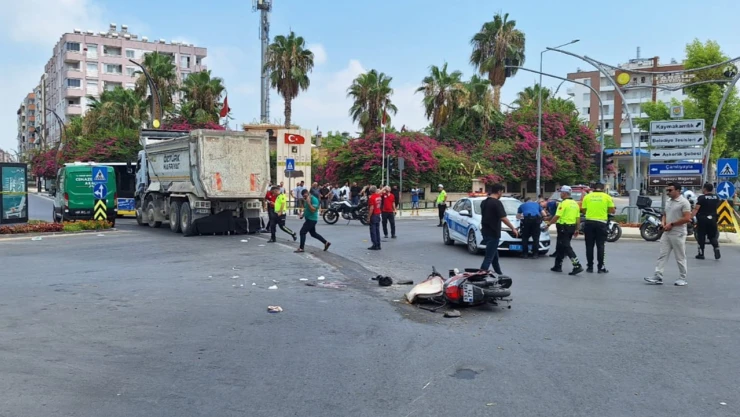 Kamyonla çarpışan motosikletteki 1 kişi öldü, 1 kişi yaralandı