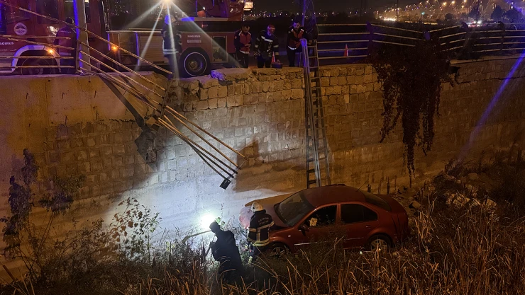 Kanala düşen otomobilin sürücüsünün burnu bile kanamadı