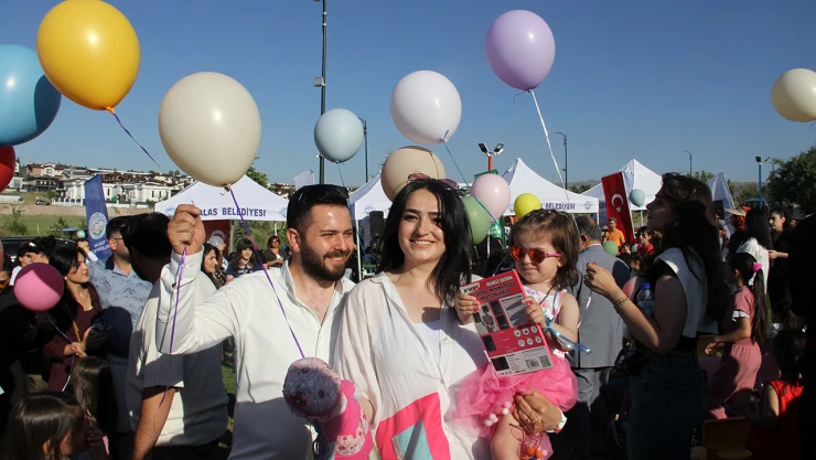 Kanseri yenen 3 yaşındaki Deniz için gökyüzüne balonlar bırakıldı