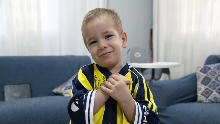 Kanseri yenen Fenerbahçeli çocuğa 12 futbolcudan imzalı forma