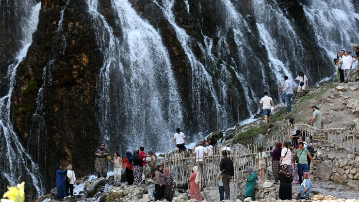 Kapuzbaşı Şelaleleri, sıcaktan kaçanları ağırlıyor
