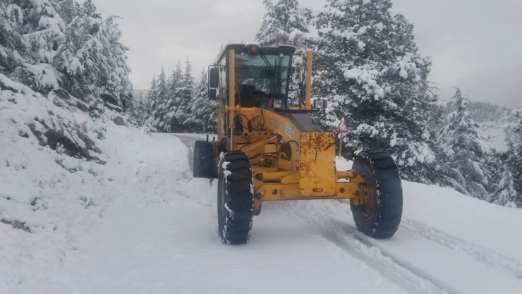 Kar yağışının etkili olduğu yerlerde hummalı çalışma