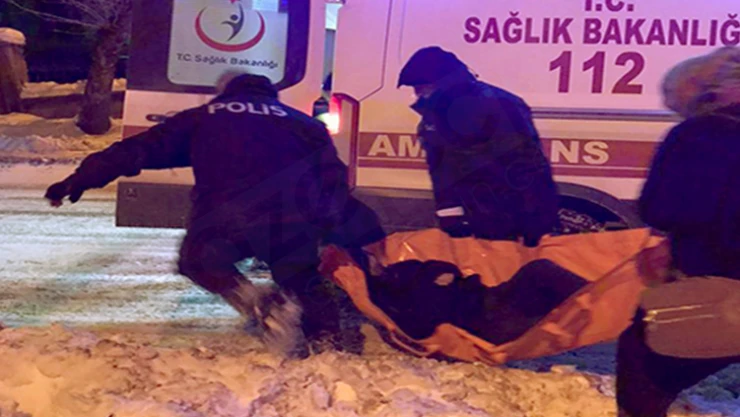 Karbonmonoksit gazından zehirlenen kişiyi ambulansa polisler taşıdı