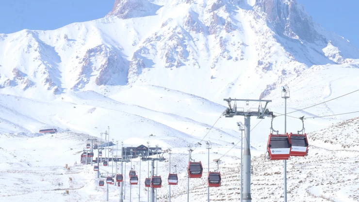 Kasımda yağan kar Erciyes'te kayak keyfi için geri sayımı başlattı