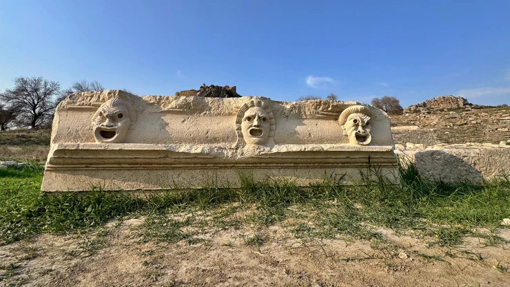 Kastabala Antik Kenti'nde 5 mask kabartması daha bulundu
