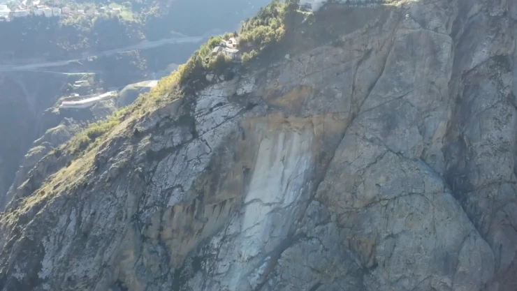 Kaya kütleleri nehre çakıldı, okul tahliye edildi