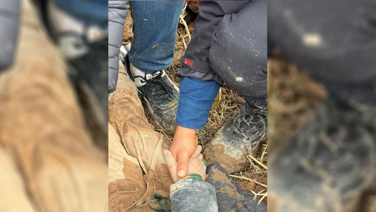 Kayıp olarak aranan çocuk gömüldüğü topraktan yaralı çıkarıldı