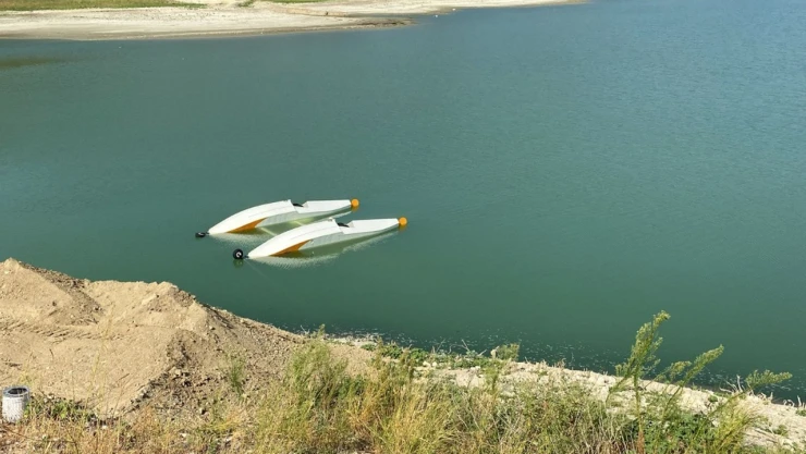 Kaza kırıma uğrayan uçak göl kıyısına çekildi