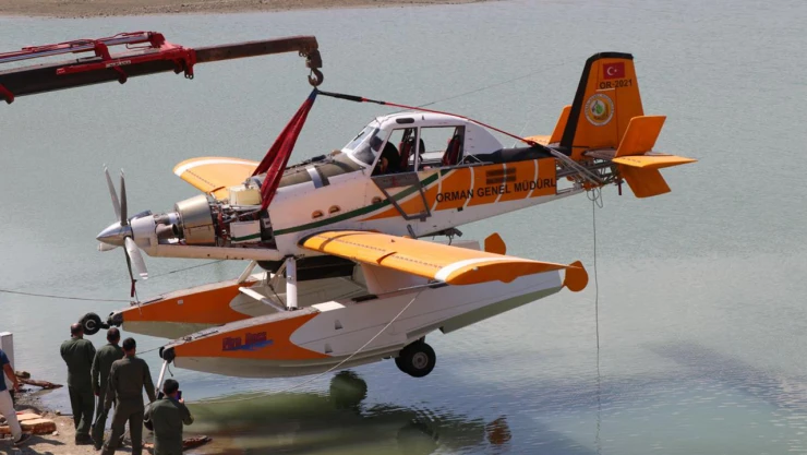 Kaza kırıma uğrayan uçak gölden çıkarıldı