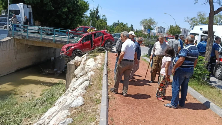 Kaza yapan otomobil, sulama kanalı kenarında asılı kaldı! 3 kişi yaralandı