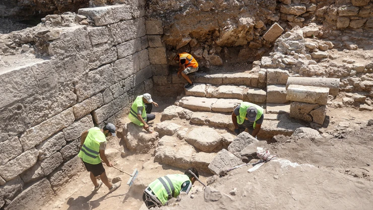 Kelenderis Antik Kenti'ndeki kalenin giriş kapısı ve merdiveni bulundu