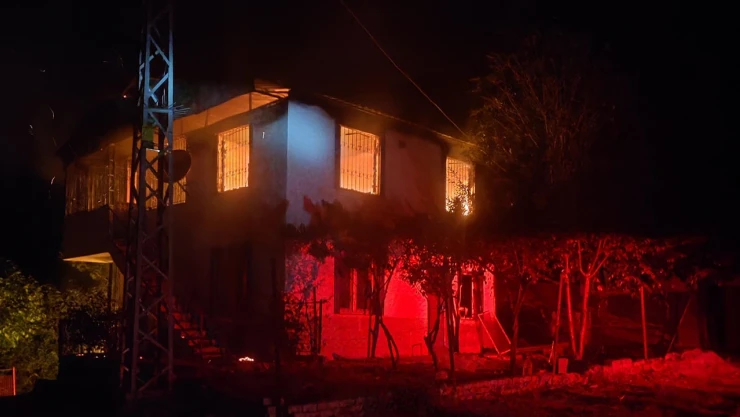 Kiracılarını darbederek öldürdükleri öne sürülen çiftin evinde yangın çıktı