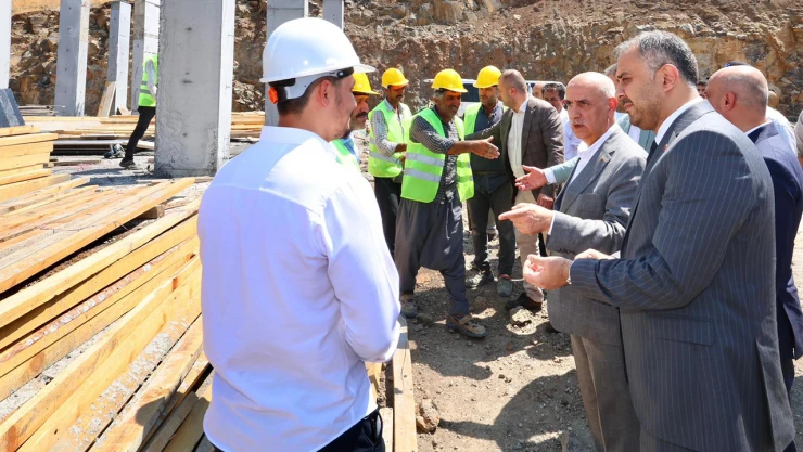 Kirişci ve Toptaş, Kale Gençlik Merkezi inşaatında incelemelerde bulundu