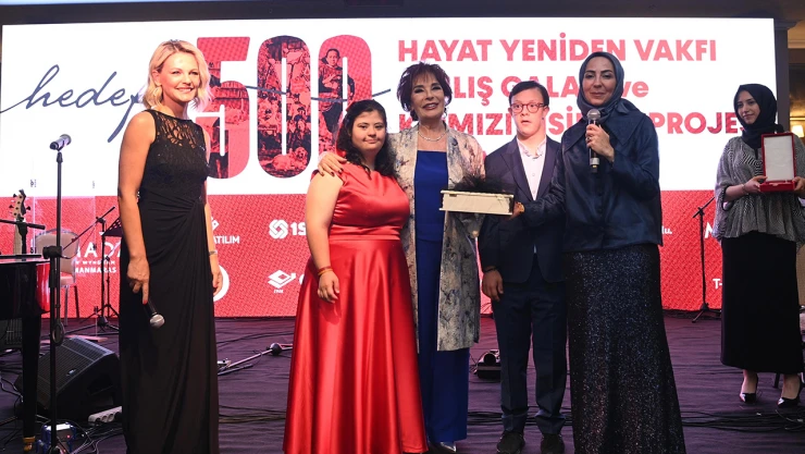 Kırmızı bisiklet projesi tanıtımına ünlü isimler akın etti