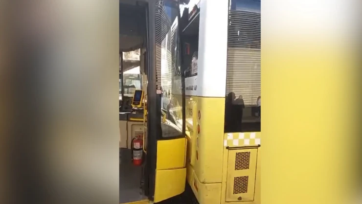 Kırmızı ışıkta duramayan İETT otobüsü, başka bir İETT otobüsüne çarptı