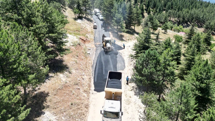 Kırsal mahallelerde asfalt çalışmaları devam ediyor