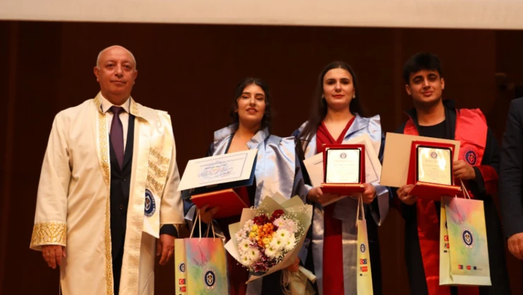 KİÜ mezuniyet töreninde şehitlere saygı