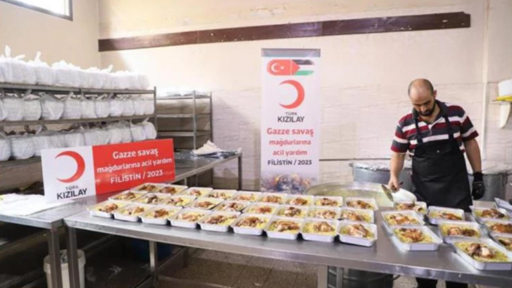 Kızılay'dan Gazze'ye aşevi