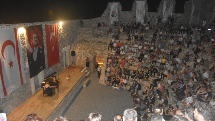 KKTC'li piyanist Rüya Taner Anemurium Antik Kenti'nde konser verdi