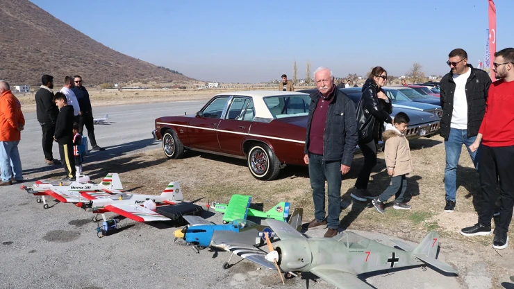 Klasik otomobil ve model uçak tutkunları gösteri sundu