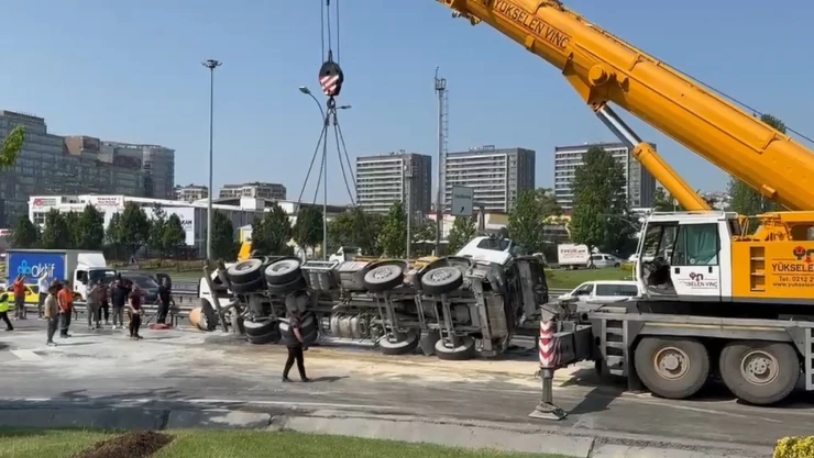 Kontrolden çıkan beton mikser yola devrildi