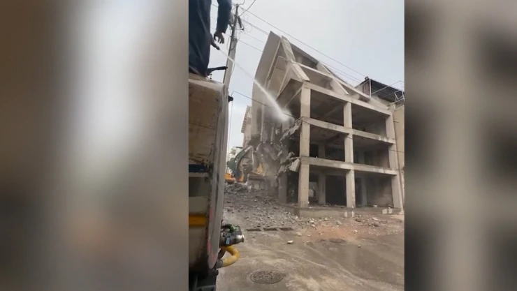 Kontrolsüz yıkım yan binaya zarar verdi